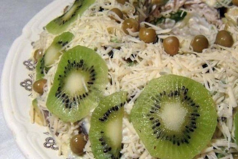 Салат с киви и курицей слоями