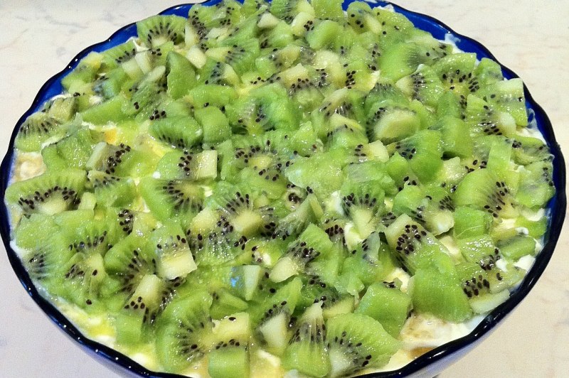 Изумрудный салат с киви и курицей