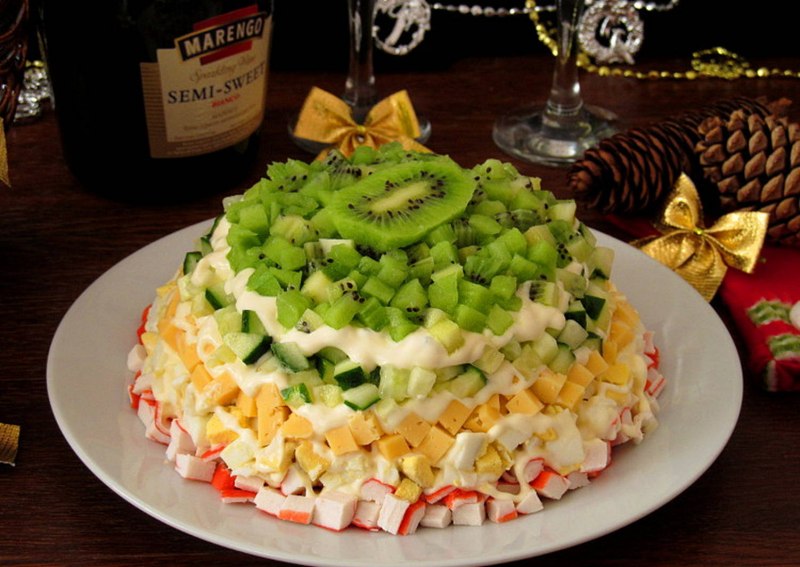 Изумрудный салат с киви и курицей
