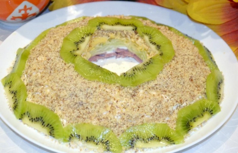 Изумрудный салат с киви и курицей