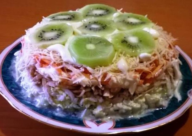 Салат с киви и курицей