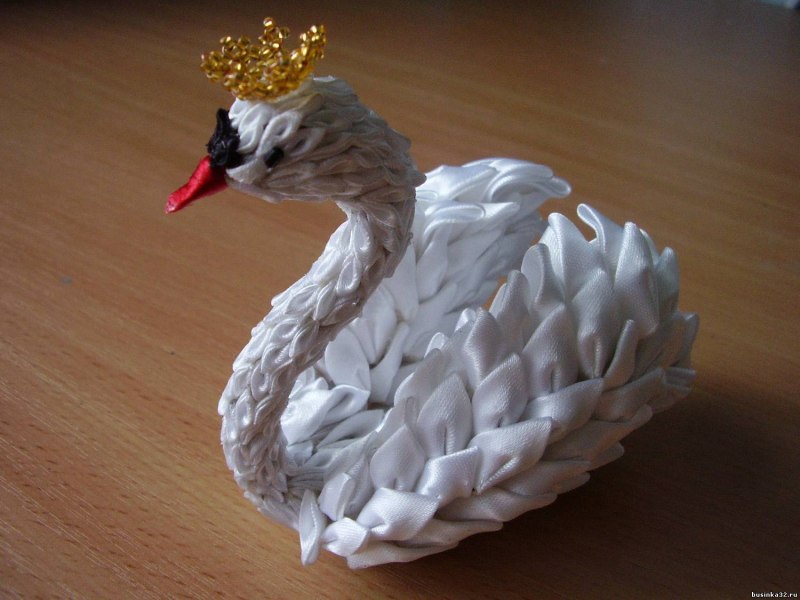 Лебеди из шишек