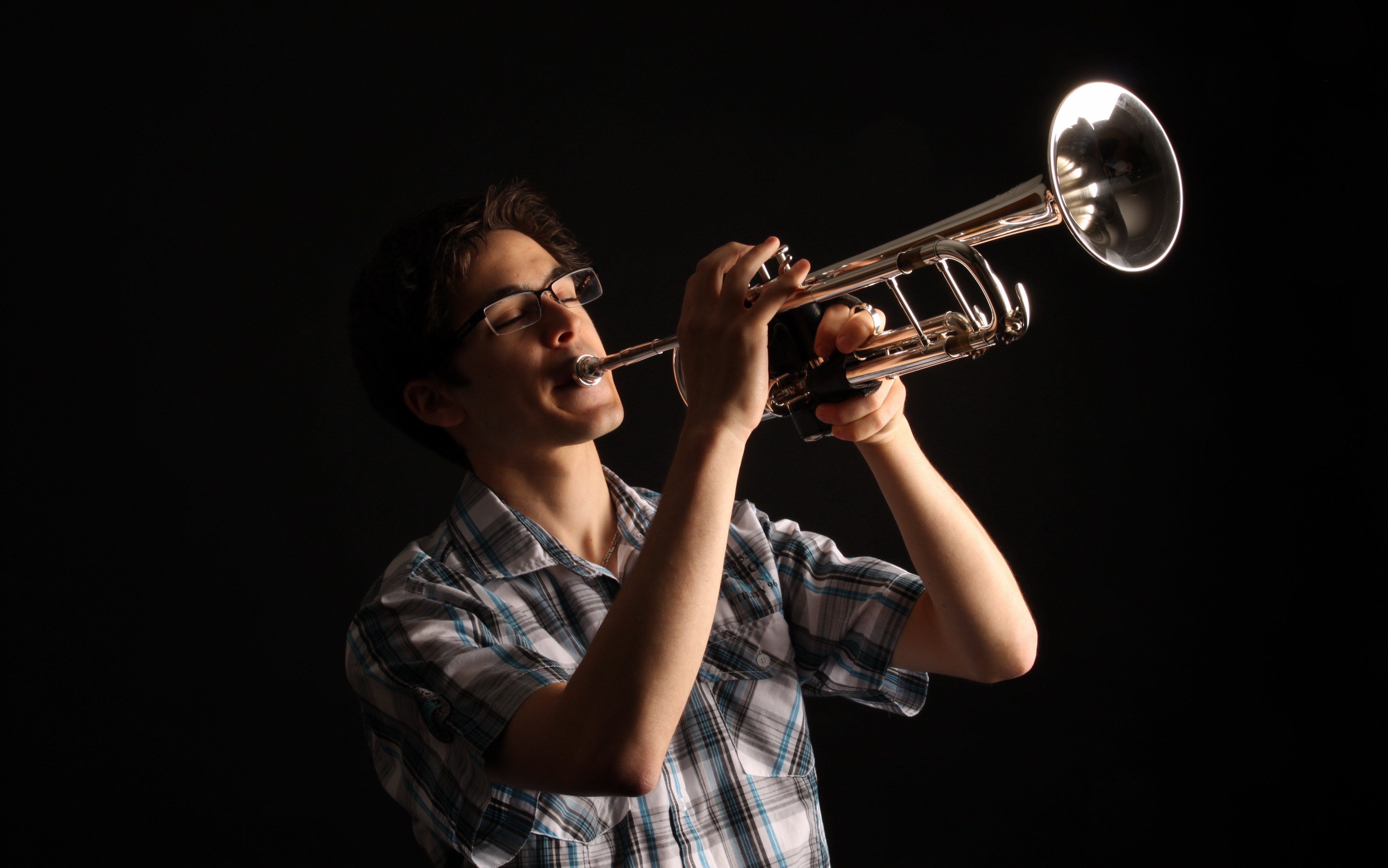 Веселые песни труба. Человек с музыкальным инструментом. Играющий на трубе. Музыкальный инструмент "труба". Человек играющий на трубе.