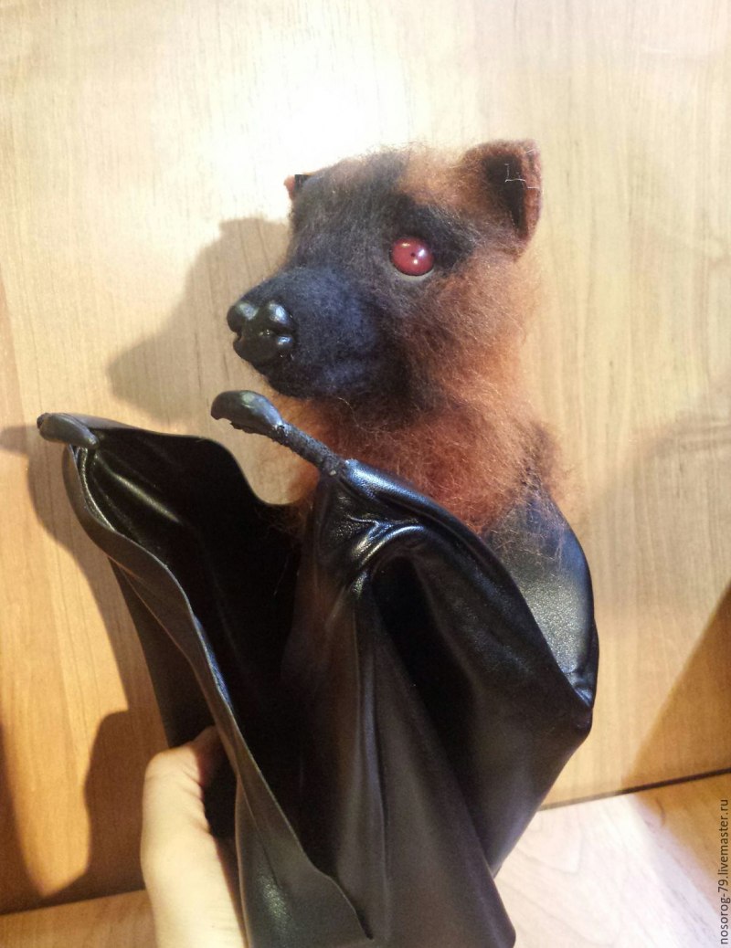 Giant Golden-crowned Flying Fox