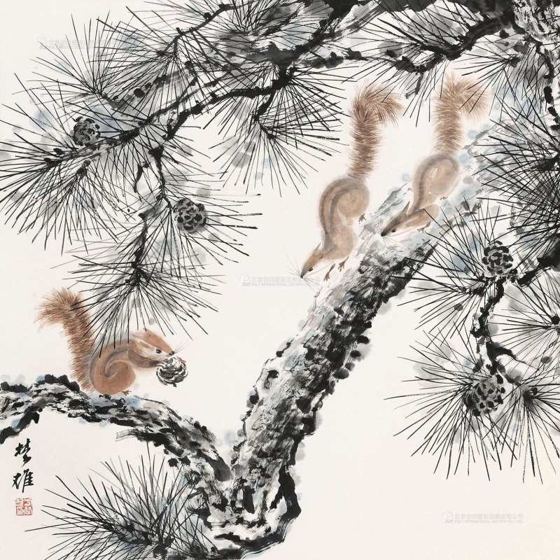 Индийская гигантская белка в руках