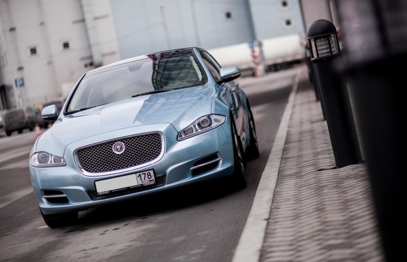 Jaguar xe синий