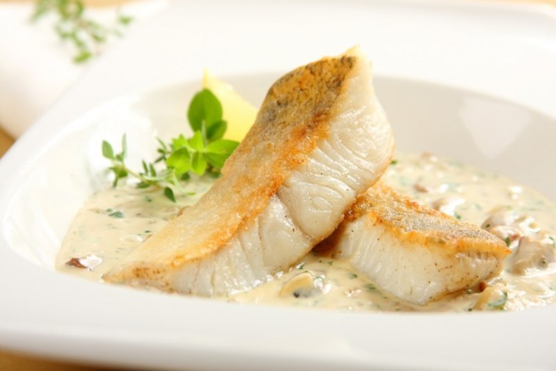 Судак (филе), припущенный в соусе из белого вина
