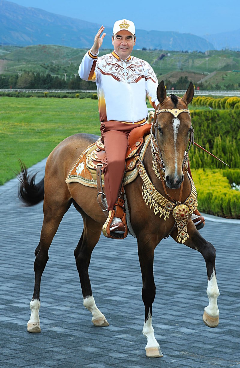 Президент Туркмении Гурбангулы Бердымухаммедов на коне
