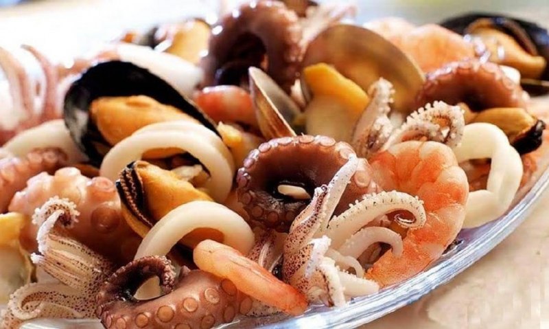 Морской салат (кальмар, креветки, осьминог, мидии)
