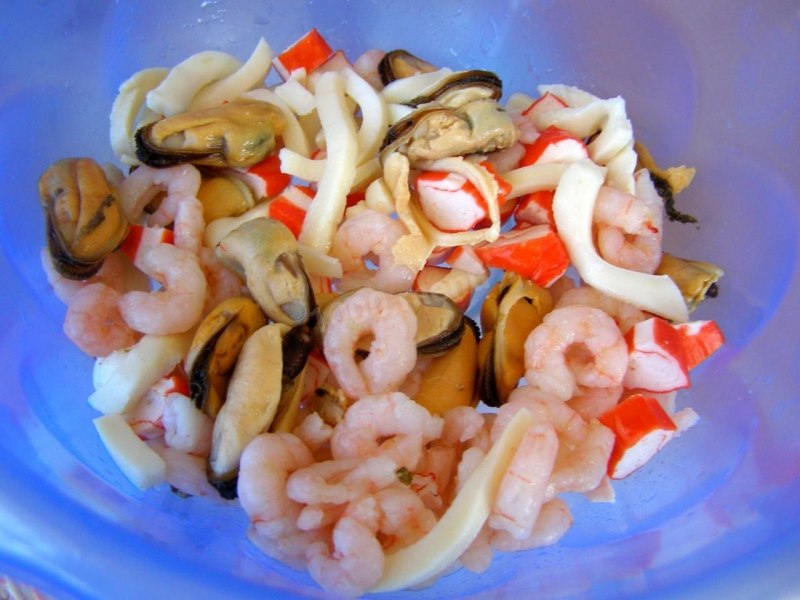 Морской салат (кальмар, креветки, осьминог, мидии)