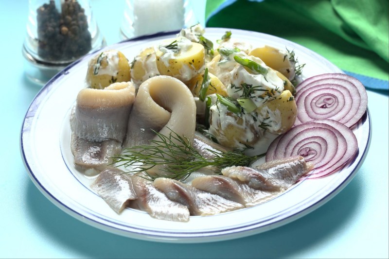 Сервировка селедки с луком