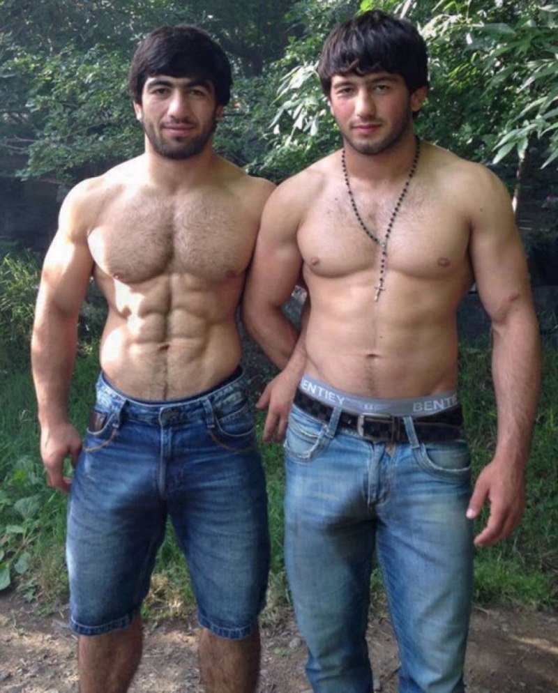 Накаченный кавказец