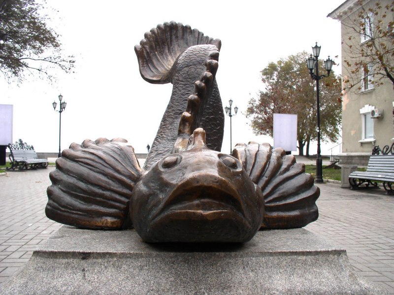 Памятник бычку в Мариуполе