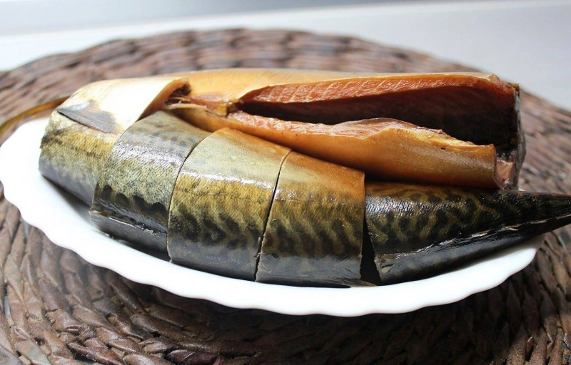 Рыбка скумбрия копченая