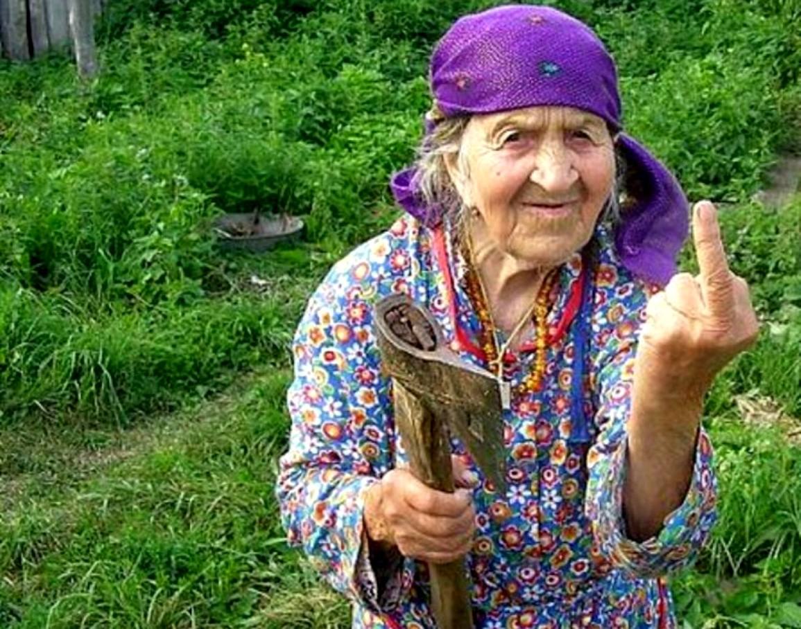 Бабки на стим. Злая бабка. Бабки с травой. Бабушка показывает.