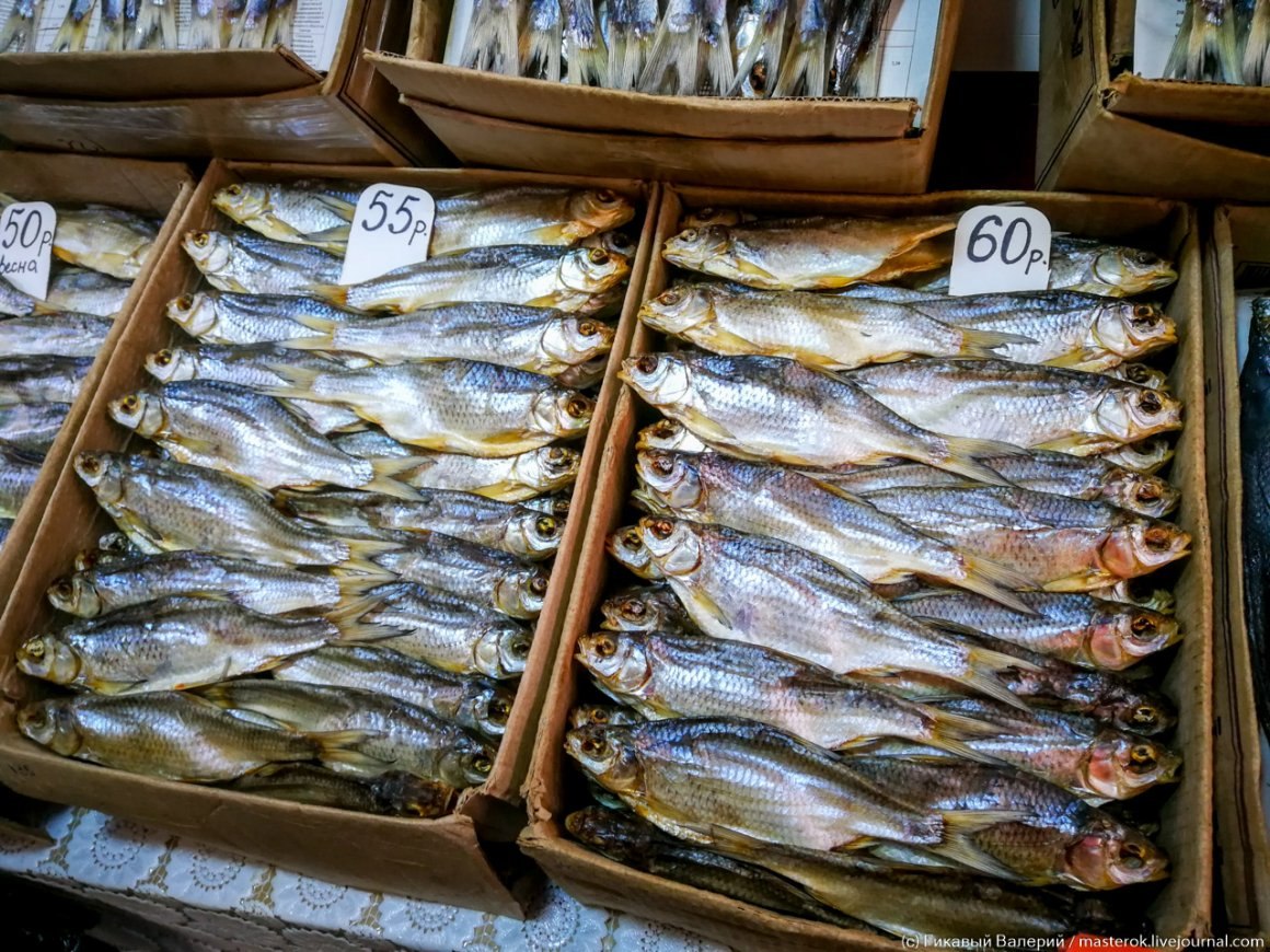 Купить рыбу в пензе. Селенские Исады Астрахань рыбный рынок. Рыба Астрахани вобла. Рыба на рынке. Сушеная рыба рынок.