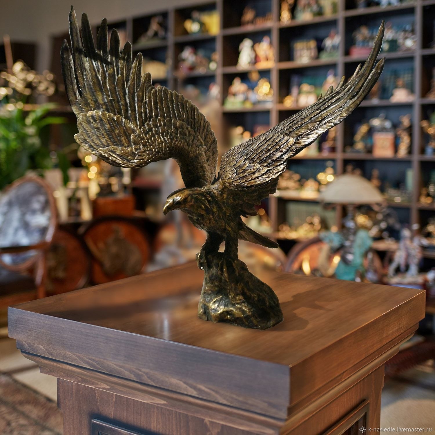 Купить орла спб. Орел из бронзы. Статуэтка Орел. Статуя бронзовый Орел. Бронзовая фигура орла.