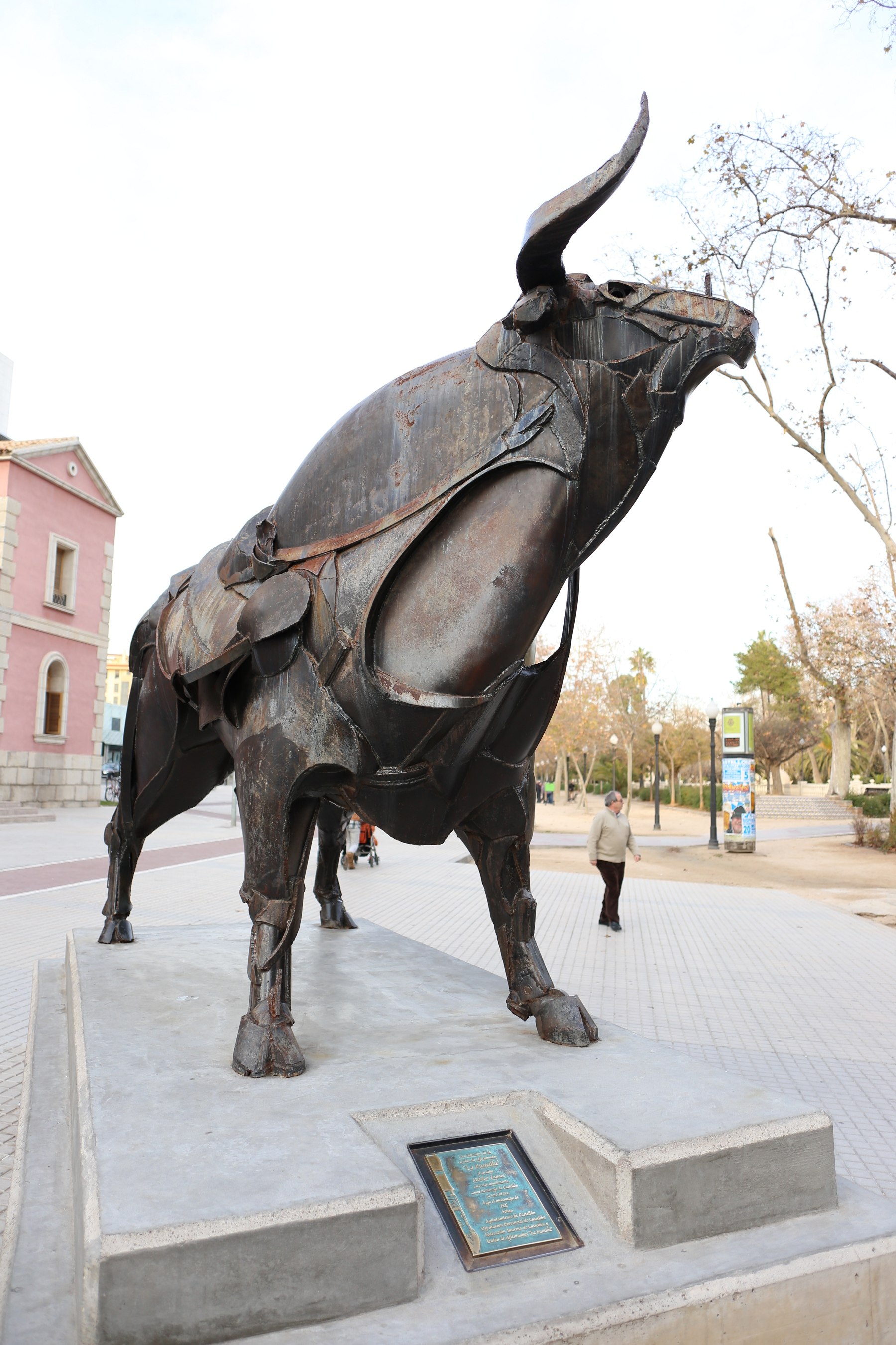 Зе бык кирова. Гардабани монумент бык. Торремолинос статуя быка. Варденис памятник быка. Статуя быка Румер.
