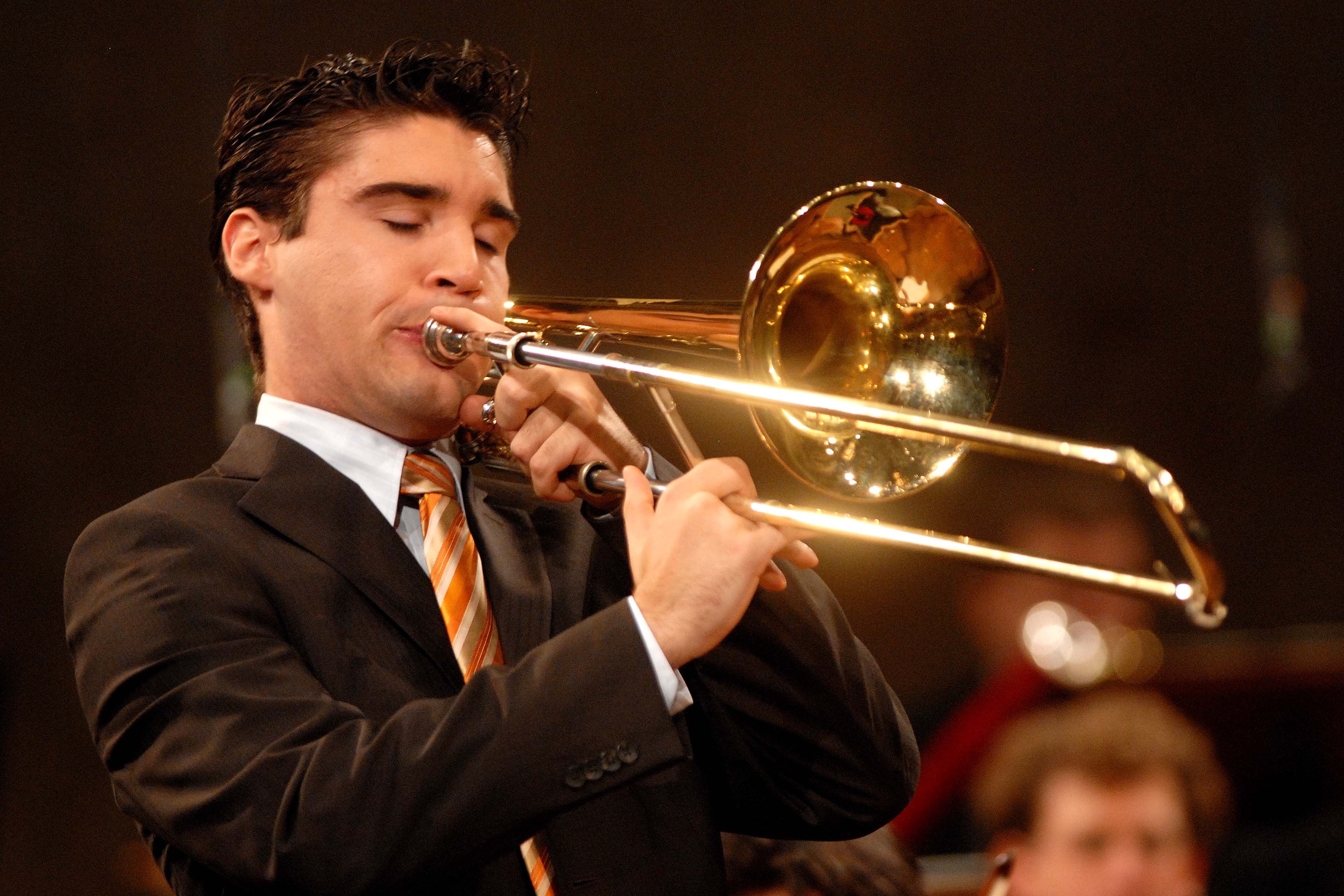 Человек играющий в оркестре. Музыканты с инструментами. Музыкальный инструмент "труба". Тромбон музыкальный инструмент. Тромбон с человеком.