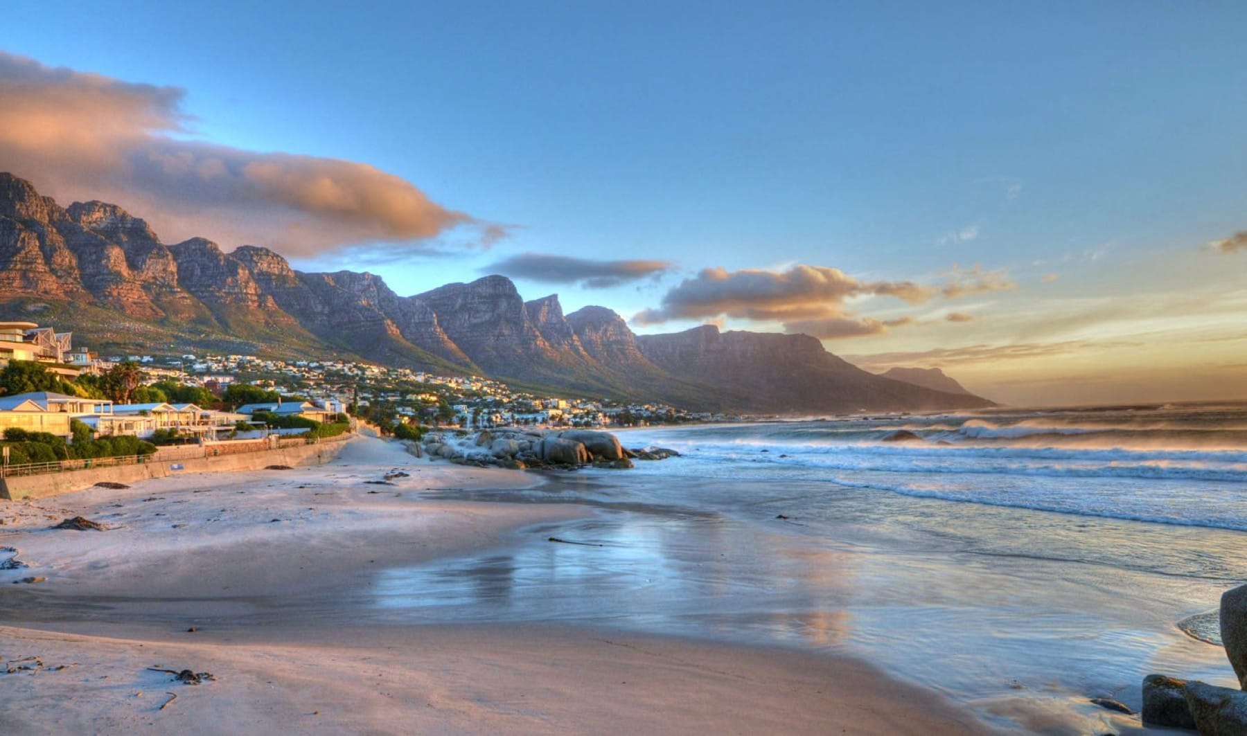 Океан на юге африки. Южная Африка Кейптаун Клифтон- Бич. Camps Bay Кейптаун. Camps Bay ЮАР. Двенадцать апостолов Кейптаун.