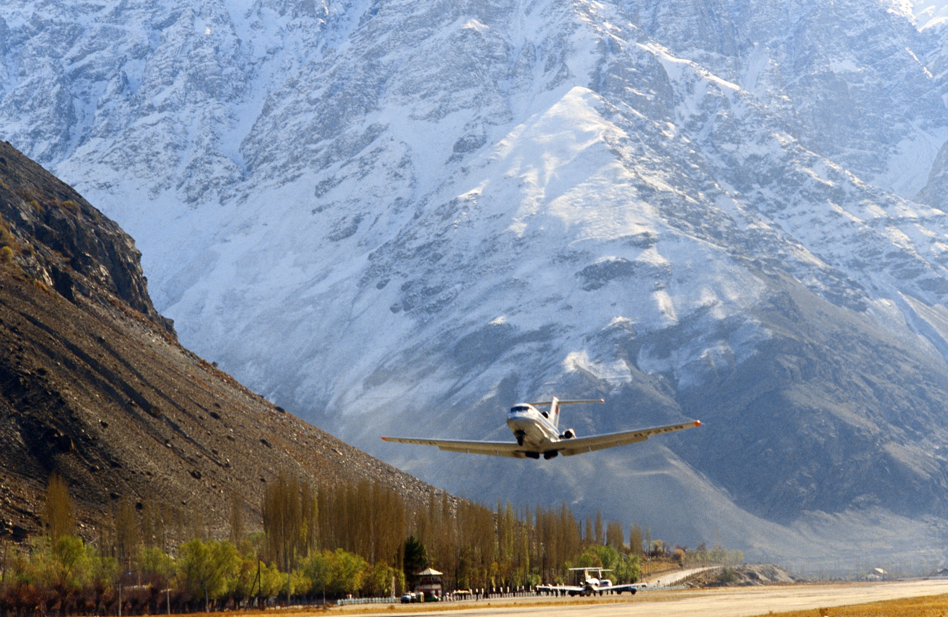 Аэродром в скале. Аэропорт Хорог. Аэродром Хорог Таджикистан. \Памир Хорог Таджикистан. Горный Таджикистан Хорог.