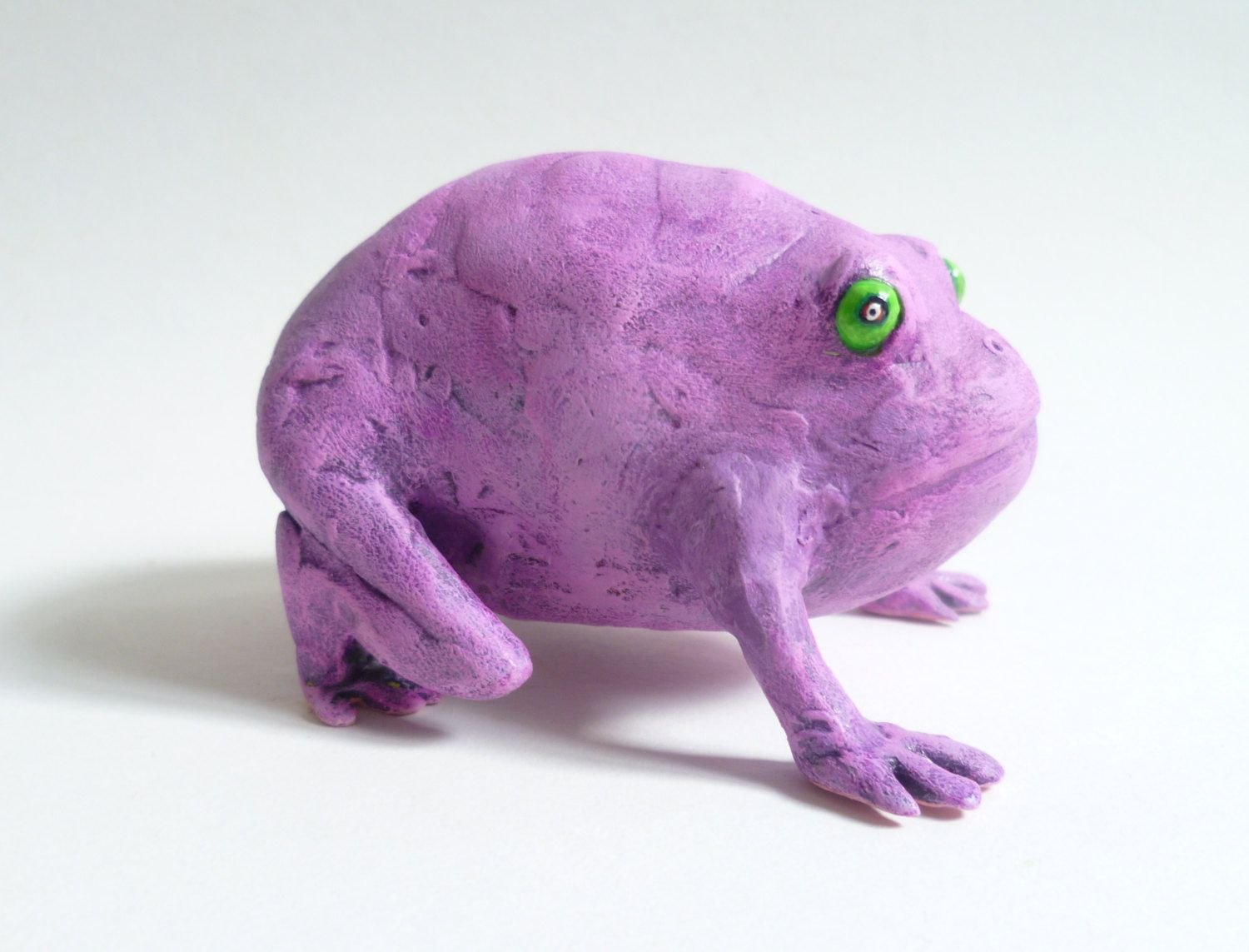Фиолетовая лягушка. Сиреневая лягушка. Фиолетовая лягушка мягкая. Лиловая лягушка.