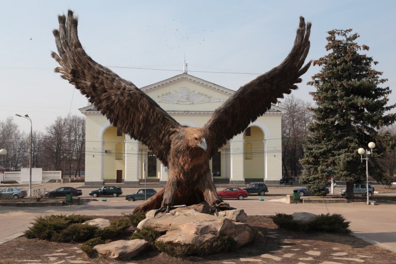 Скульптура орла на Привокзальной площади города орла