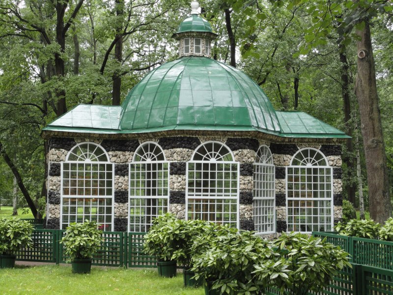 Западный и Восточный вольеры в Петергофе