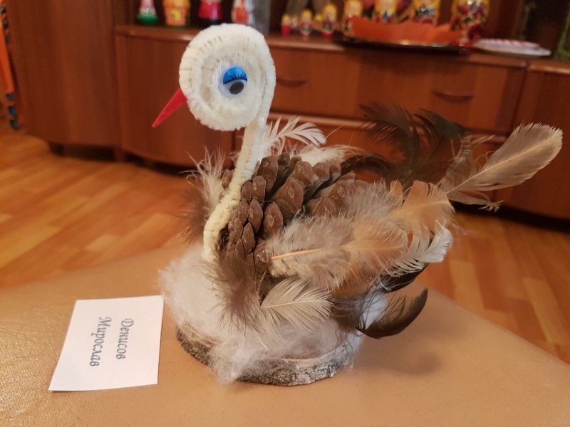 Лебедь из шишки и перьев