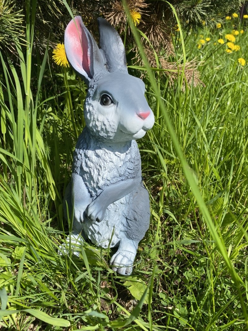 Украсьте свой сад стильными и элегантными фигурами зайцев, чтобы привнести в него неповторимость и изысканность.