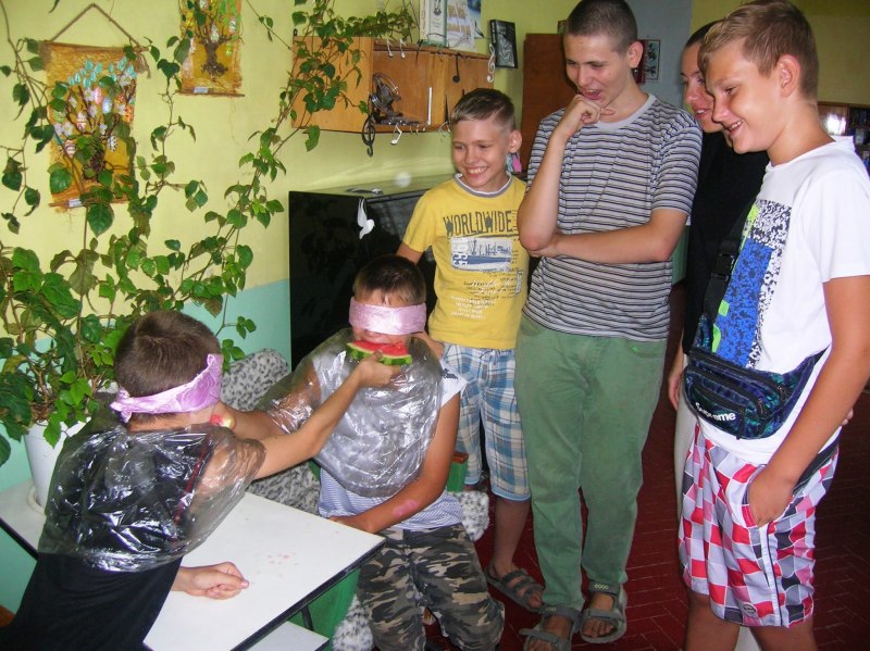 Жук долгоносик красный