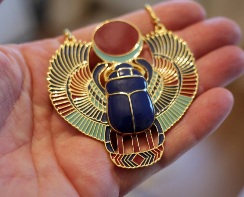 Жук скоробейник в Египте