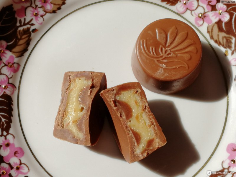 Белая белка с маленькими круглыми ушами