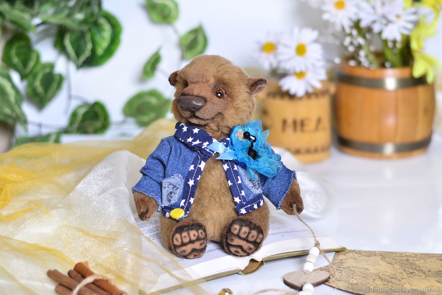 Медовый мишка. Медведь с медом. Вязаная, игрушка мишка с медом. Медовый медведь в Москве.