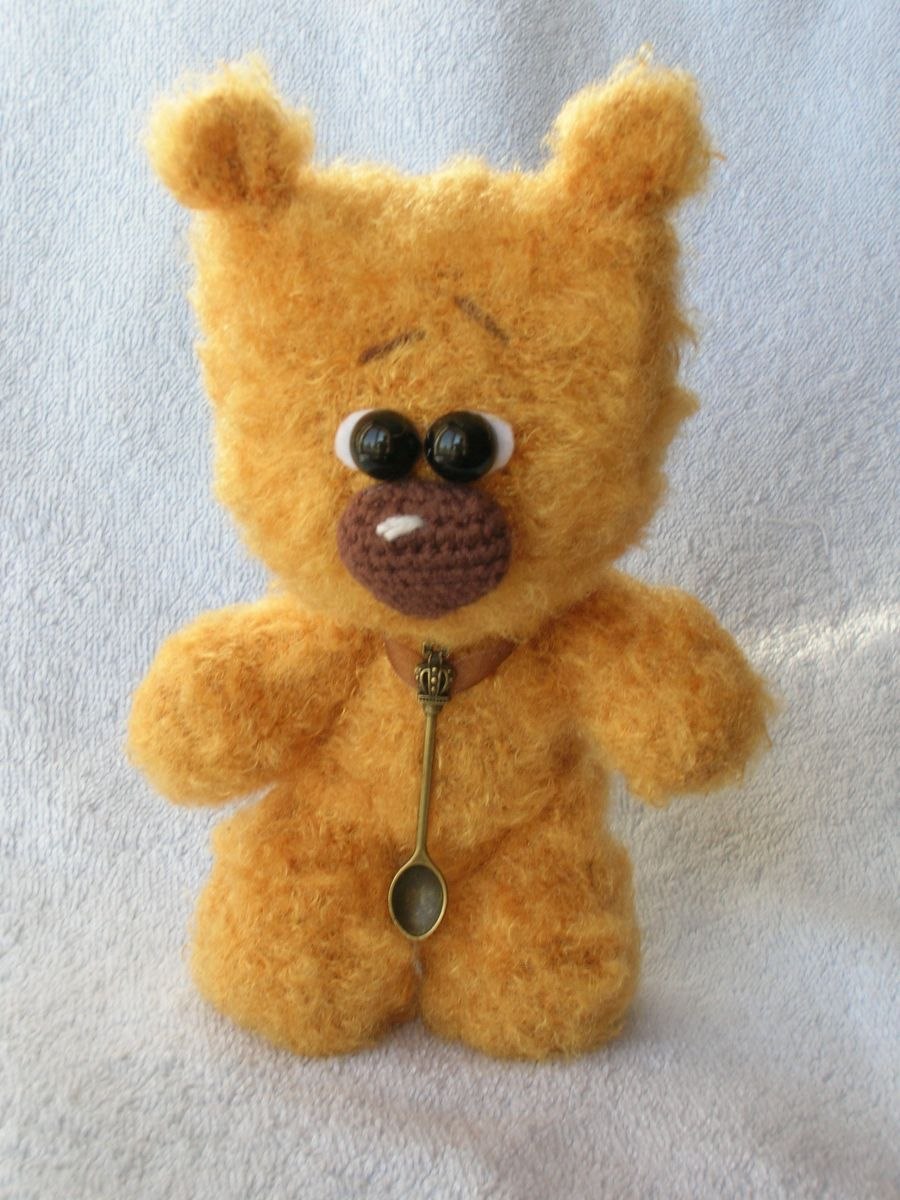 Медовый мишка 38. Медовый Медвежонок. Мягкая игрушка медведь медовый. Вязаная, игрушка мишка с медом. Медовый мишка крючком.
