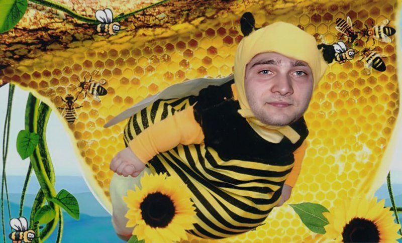 Мужик в костюме пчелы