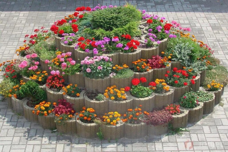 Многоярусная клумба из строительного материала