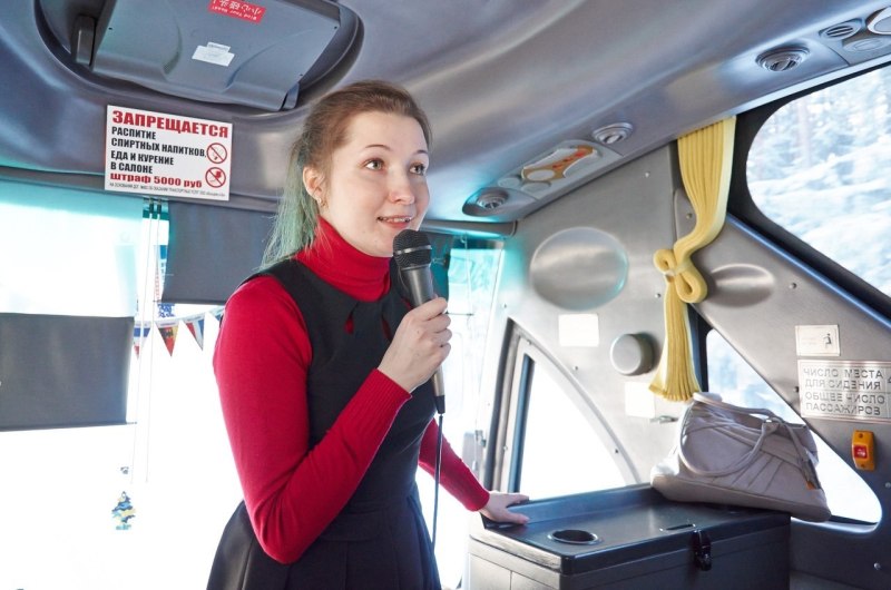 Экскурсовод в автобусе