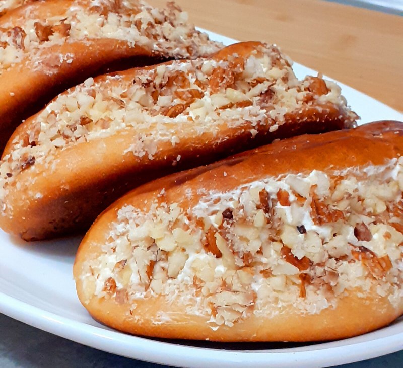 Лакомка булочка с кремом
