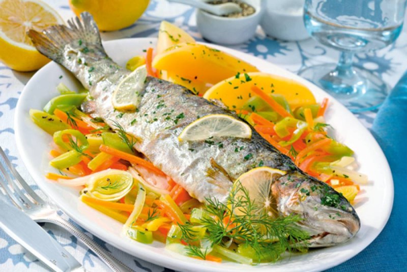 Форель с овощами
