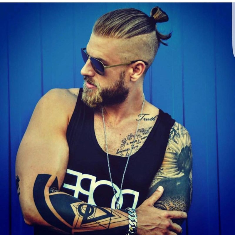 Top Knot с бородой